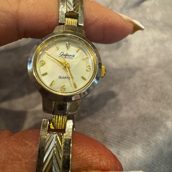 Vintage Elgin watch two tone round face quartz - Picture 2 of 5